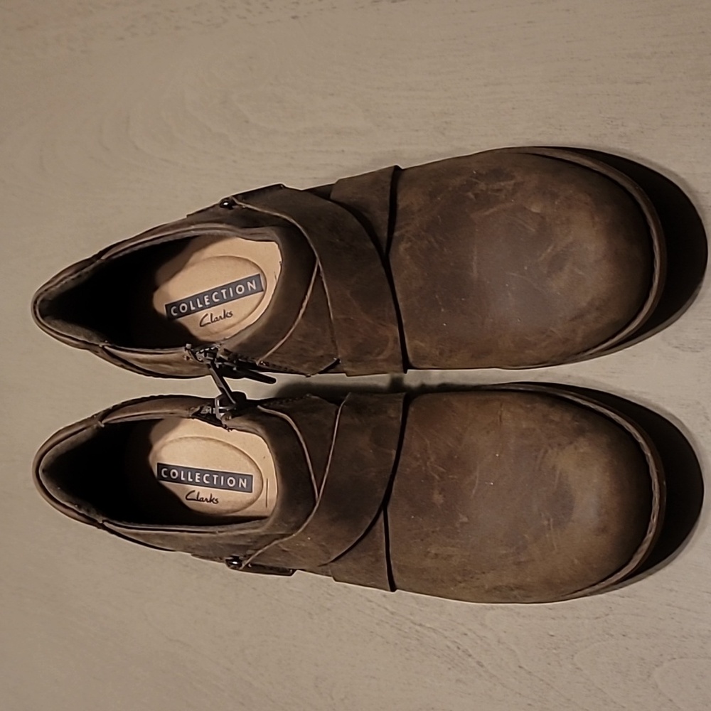 Clarks Oiled Leather Side Zip Shootie - size 9
